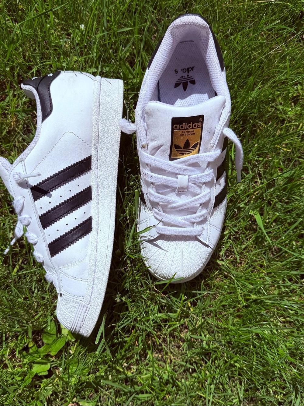 Classic Adidas Superstars with the iconic gold tongue logo! 🖤✨Women’s size - Picture 3 of 7